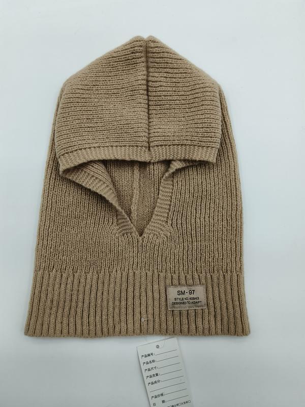 Beige geribbelde gebreide balaclava muts met brede omgeslagen V-hals kraag.