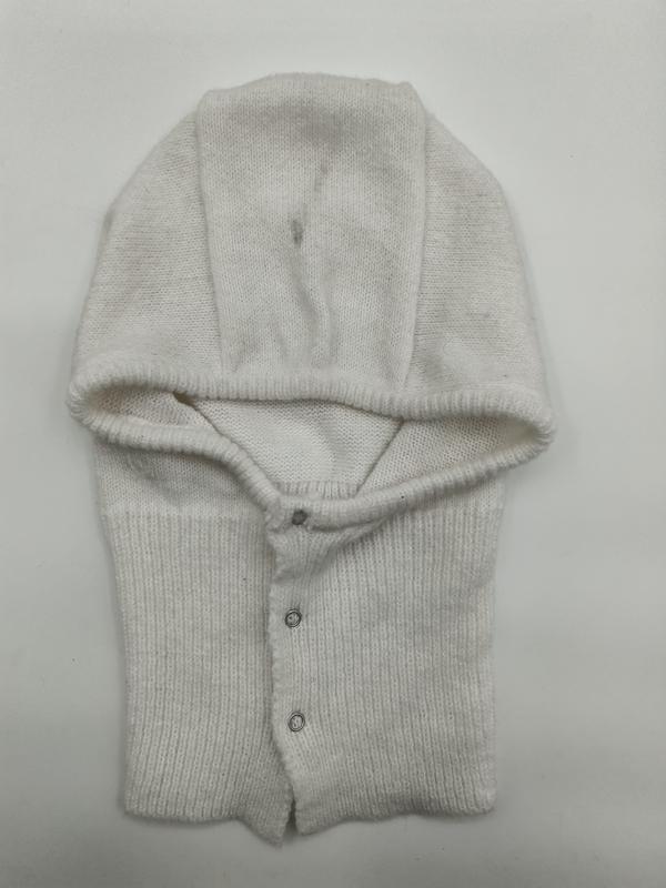 `Cremekleurige gebreide baby-balaclava helm met zilveren drukknopen