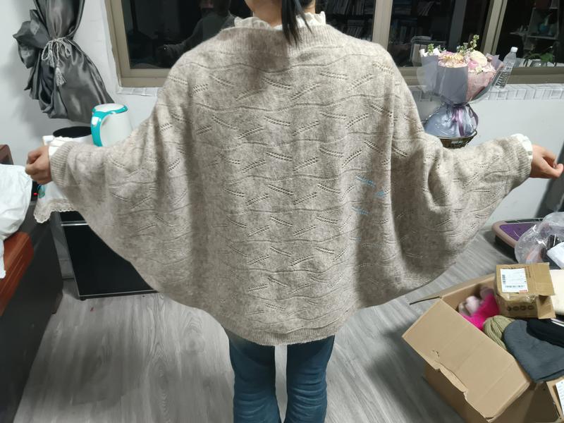 `Oversized beige trui met vleermuismouwen en gebreid ruitpatroon`