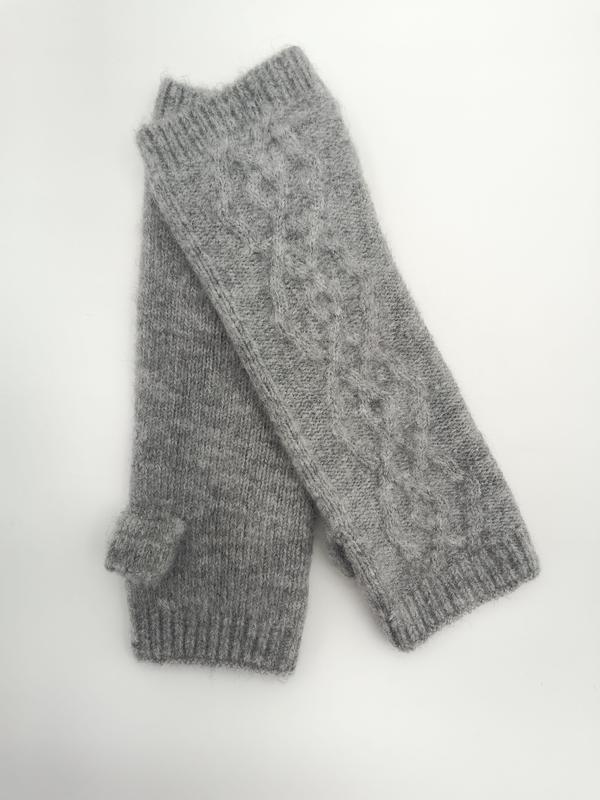 Grijze vingerloze handschoenen van zachte wolmix met kabelpatroon