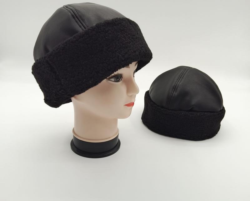 Zwarte neplederlook top met grove sherpa fleece manchetten beanie muts