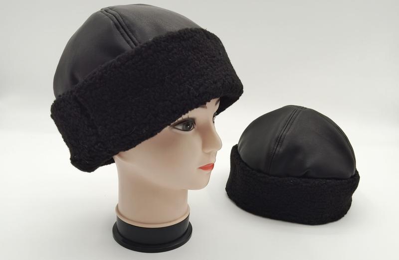 Zwarte wintermuts unisex met imitatieleren band en sherpa fleece voering.