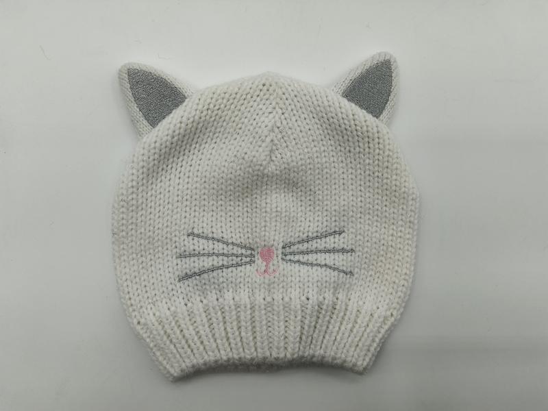 Witte gebreide muts met kattenoortjes