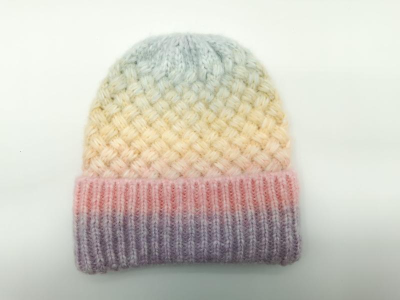 `Pastelkleurige gebreide muts met regenbooggradiënt en vlechtpatroon`