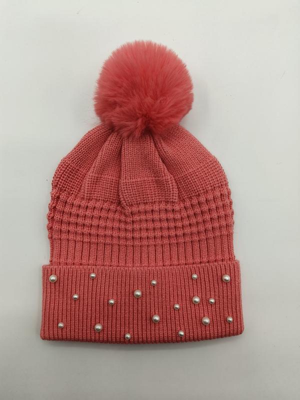 `Roze gebreide muts met parelversiering en pompon`