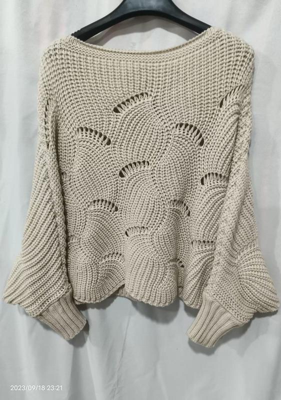 Beige oversized gehaakte trui met open waaiersteek en wijde mouwen groothandel