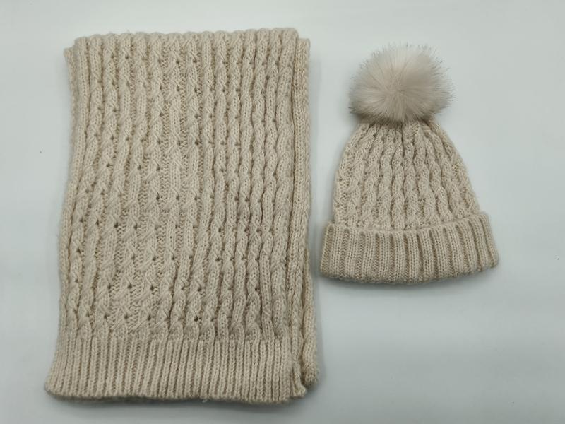`Crème gebreide wintermuts en sjaal set met pompon