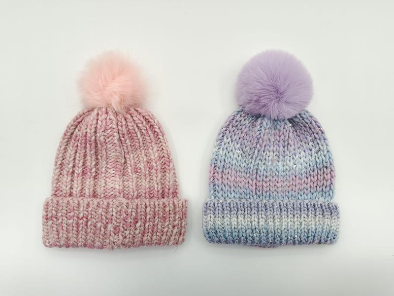 `Roze en lavendelkleurige gebreide muts met pompon