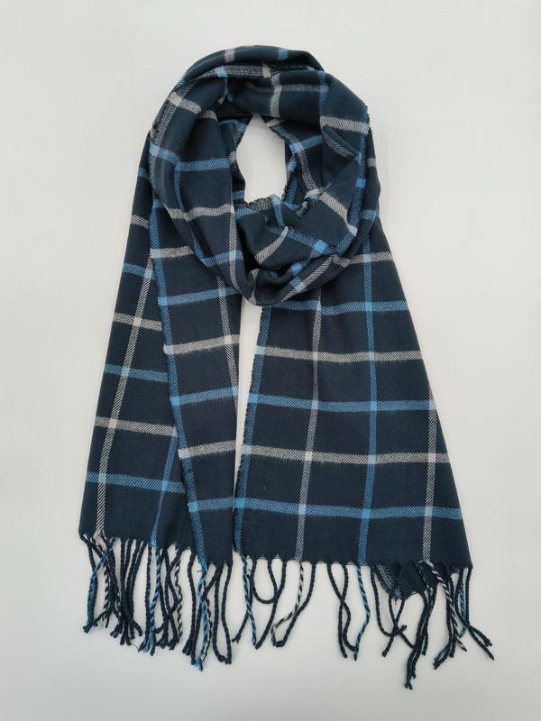 `Donkerblauwe geruite tartan sjaal met franje aan de uiteinden`