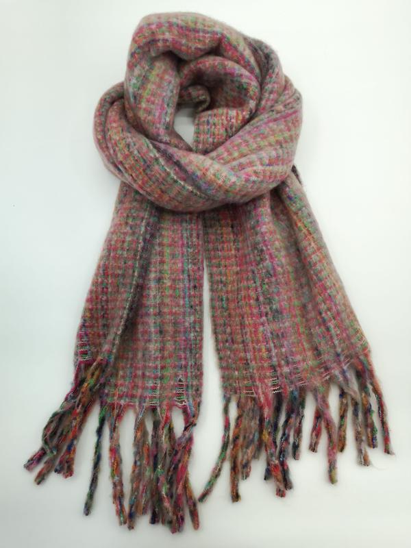 `Roze gebreide sjaal met multicolor ruitpatroon en franje