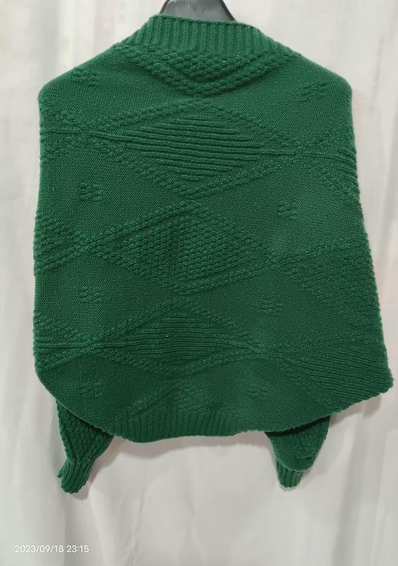Achterkant smaragdgroene chunky gebreide poncho met diamant geometrisch patroon op hanger - groothandel