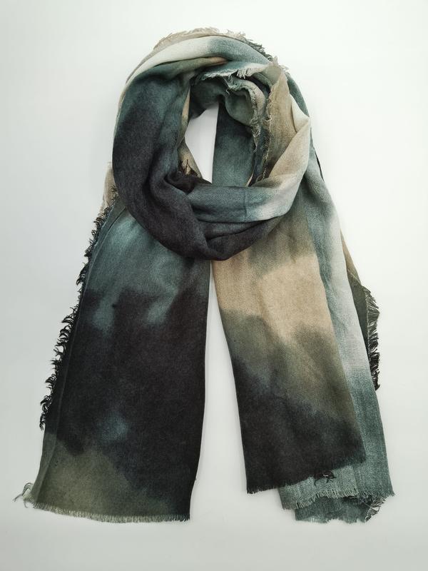 Tie-dye ombre wollen sjaal in bosgroen en taupe tinten met zachte kleurverloop en gemêleerde textuur.