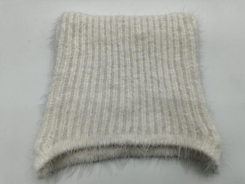 ""Crème ribgebreid stofstaal met pluizige mohairtextuur