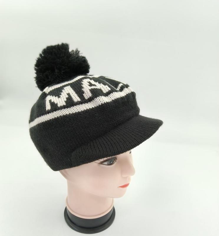 Zwarte gebreide beanie met klep