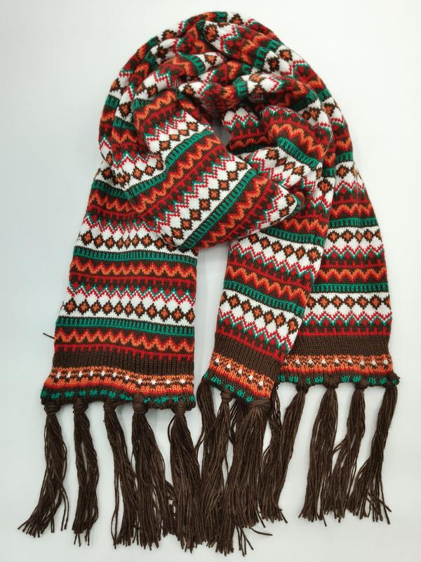 `Rood-groene Fair Isle gebreide wintersjaal met bruin geometrisch patroon en franjes`