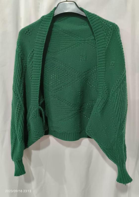 Groen gebreid vest met diamant kantpatroon en geribbelde manchetten