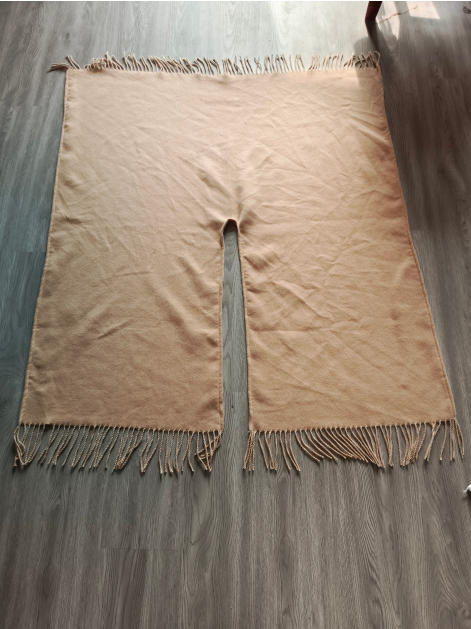 `Beige geweven poncho wrap met gedraaide franjesafwerking