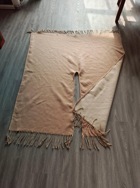 `Omkeerbare geweven deken in beige en crème met gedraaide franjes