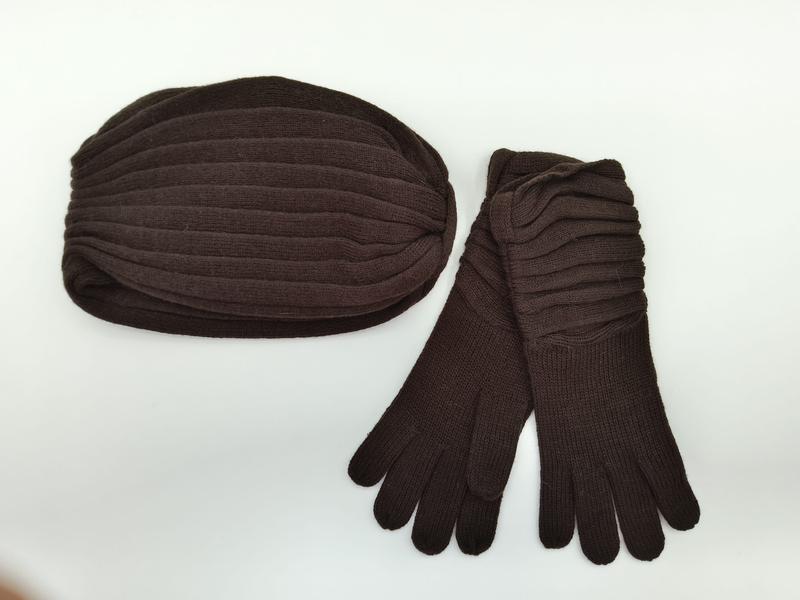 `Donkerbruin geribbeld gebreid winterset met muts en handschoenen`