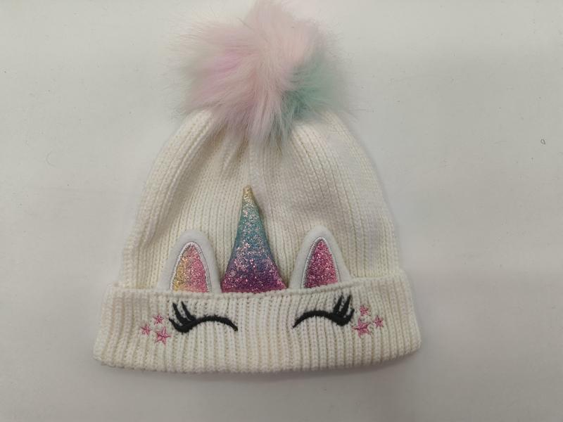 `Wit gebreid eenhoorn muts voor meisjes met regenboog pompon`