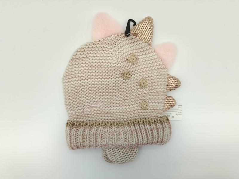 `Roze gebreide kinderbeanie met gouden dinosaurusstekels en pompom