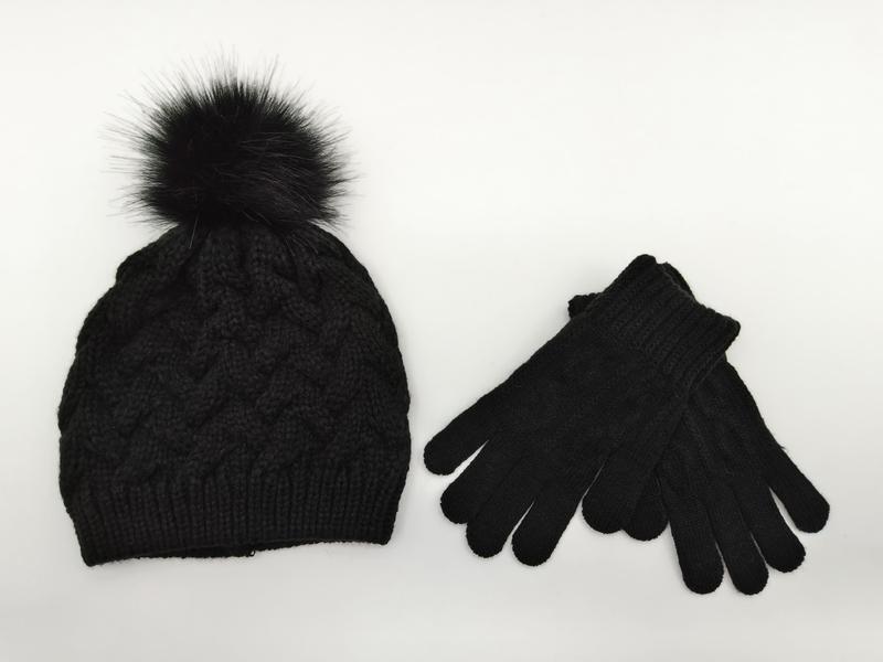 `Zwarte cable knit muts met nepbont pompon en bijpassende handschoenen