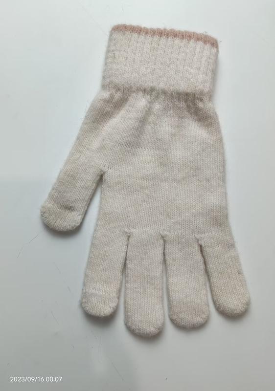 Crèmekleurige gebreide winterhandschoen met geribbelde manchet en roze streep
