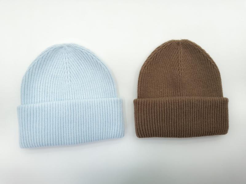 `Ribgebreide muts set in babyblauw en karamelbruin – warme wintermutsen voor elk seizoen.`