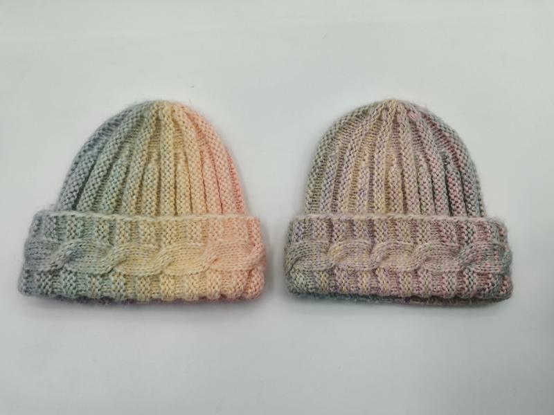 ""Met de hand gebreide muts en polswarmer set in pastelkleuren met kabelpatroon""