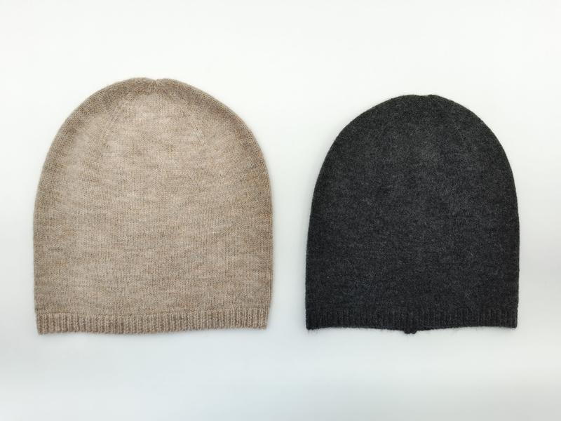 `Zachte cashmere slouchy beanie in havermout en antracietgrijs