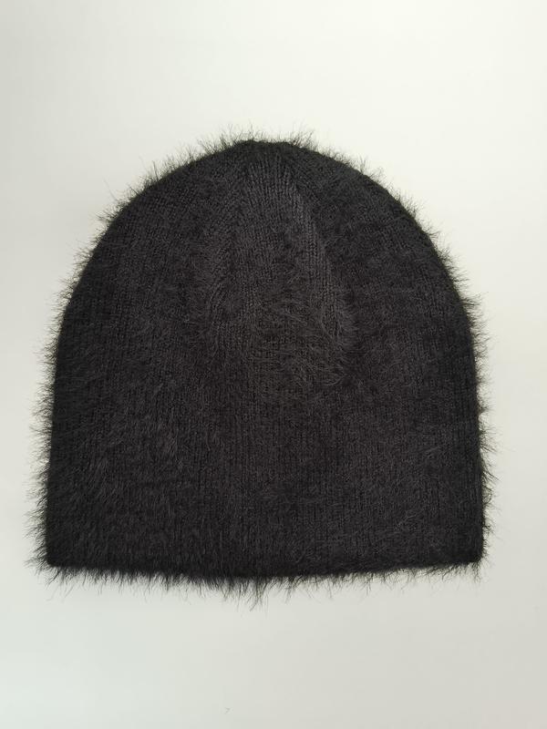 `Zwarte pluizige gebreide beanie muts in mohair-stijl