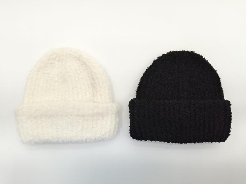 `Crème en zwarte geribde beanie muts met pluizige rand