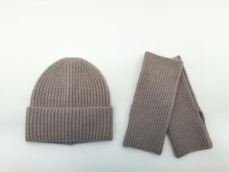 Taupe geribbelde gebreide wintermuts met bijpassende vingerloze handschoenen set