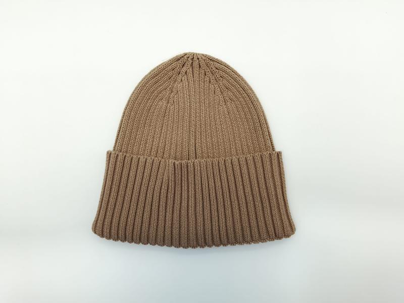 Camelkleurige grofgebreide beanie met omgeslagen rand