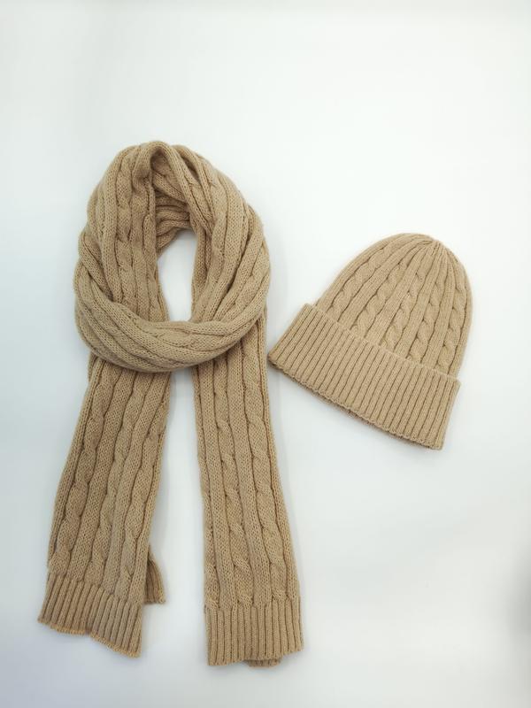 Kameel beige gebreide wintersjaal naast bijpassende muts op witte achtergrond.