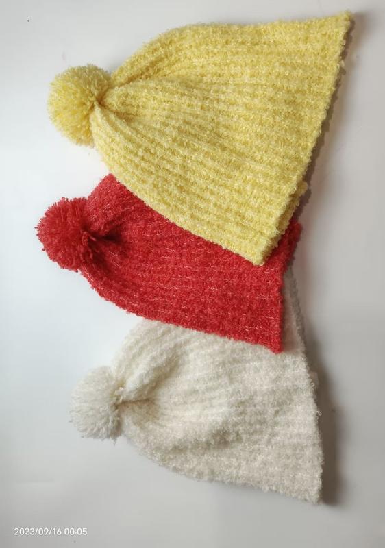 Drie chenille gebreide mutsen met pompon in geel
