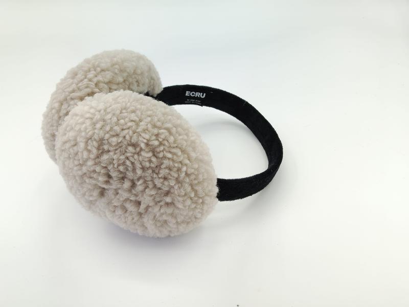 Crème beige sherpa fleece oorkappen met zwarte fluwelen haarband op witte achtergrond