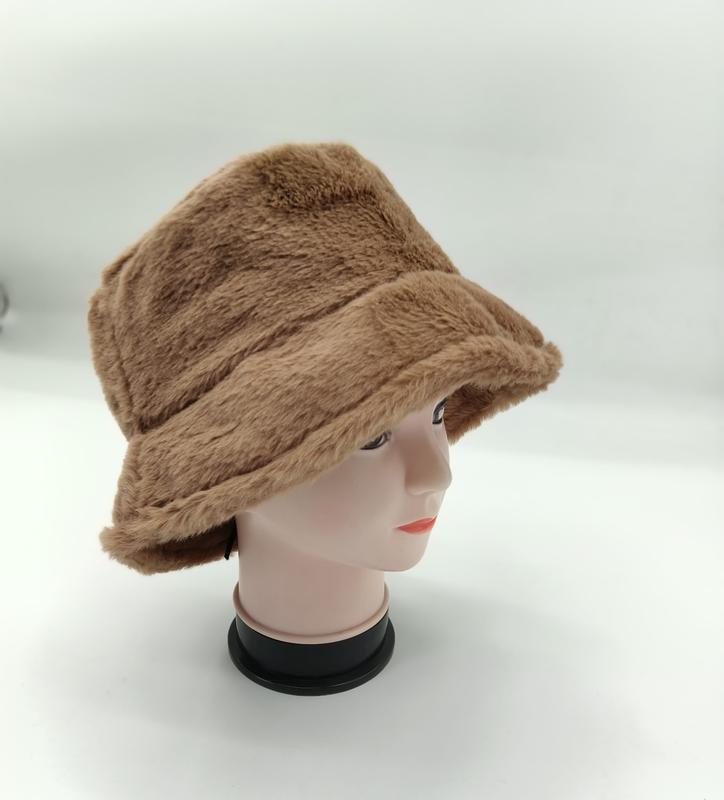 Camelkleurige nepbont bucket hat op paspop