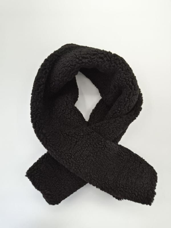 Zwarte sherpa fleece wintersjaal met zachte teddy textuur