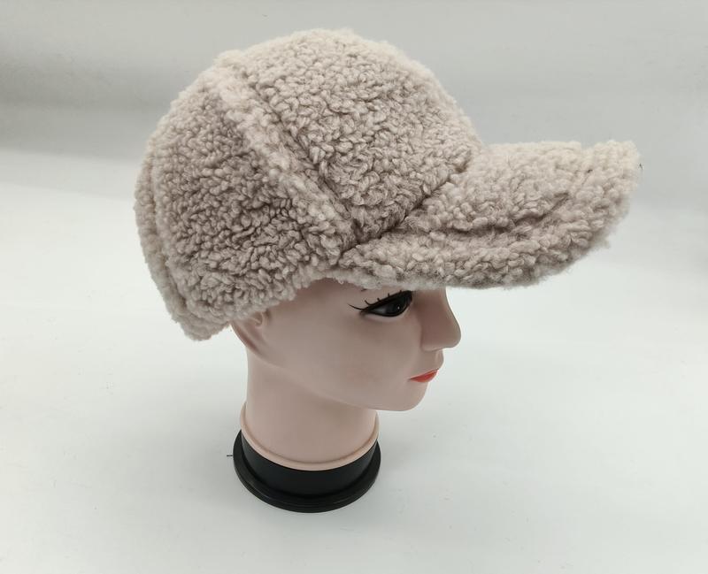 Crèmekleurige sherpa fleece baseball cap met klep op paspop