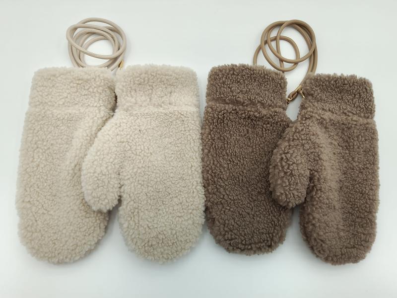 Twee paar pluizige sherpa fleece wanten in crème en taupe