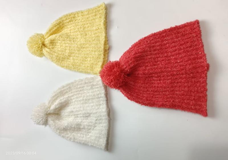 Drie gebreide pompom mutsen groothandel in geel