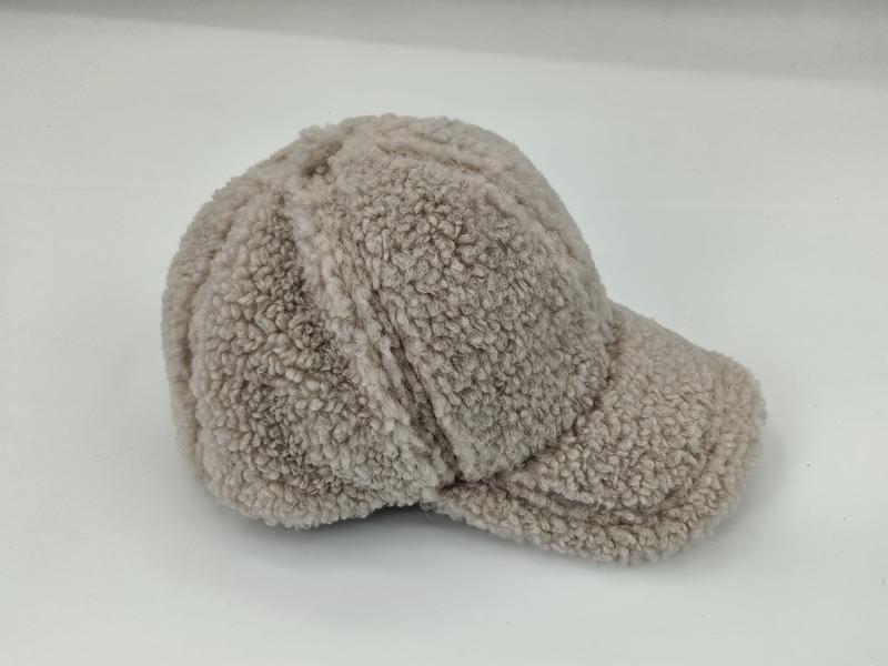 Beige sherpa fleece baseball cap van zacht teddy-stof met gestructureerde klep en paneelnaden