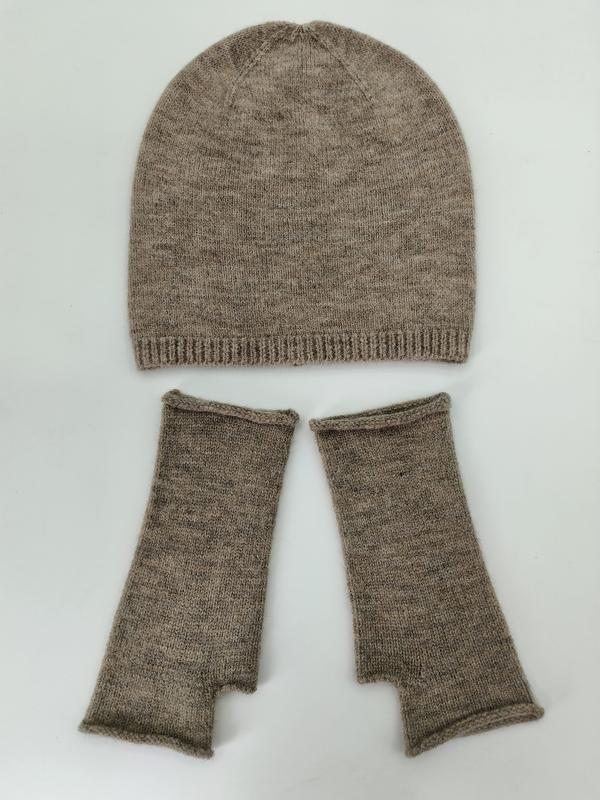 Taupe gemêleerde gebreide muts en vingerloze handschoenen set