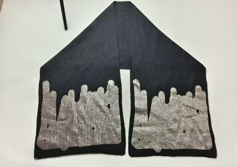 Zwarte geribbelde gebreide sjaal met metallic zilveren drip print aan beide uiteinden - groothandel