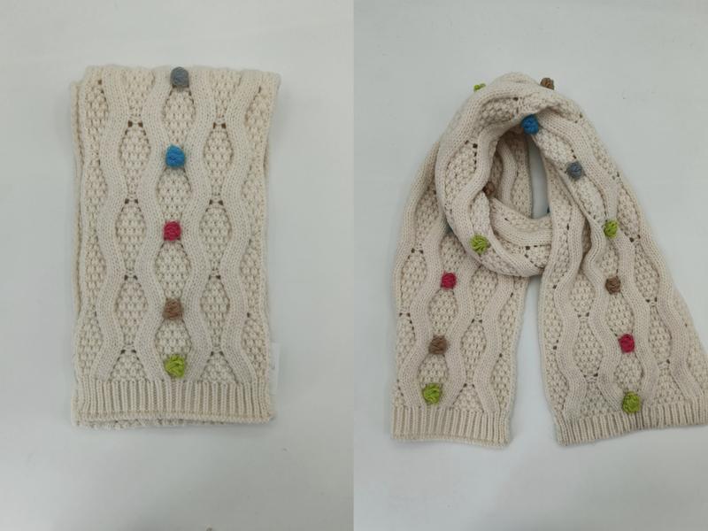 Crème kabelgebreide sjaal met kleurrijke pompons in blauw