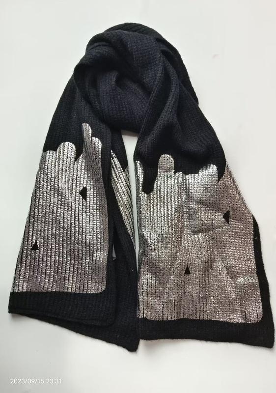 Zwarte geribbelde gebreide sjaal met zilveren metallic skyline print - groothandel mode-accessoires