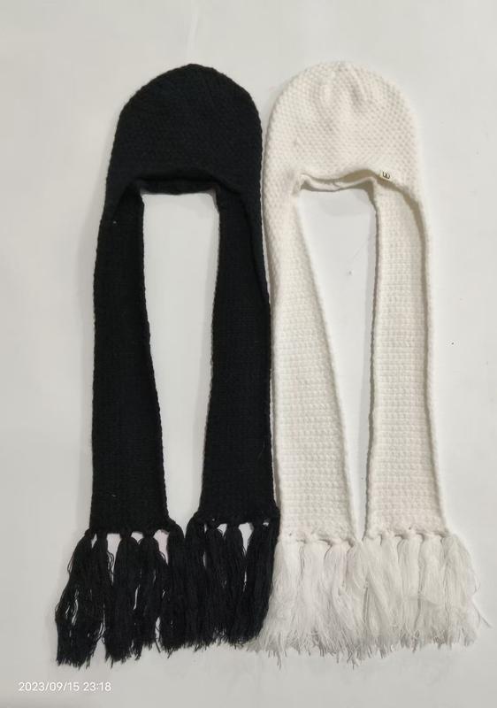 Gebreide capuchon sjaal muts met kwastjes 2-pack zwart wit groothandel winter balaclava oorflappen