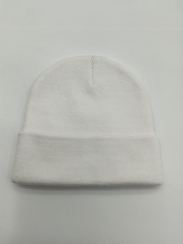 Witte geribbelde gebreide beanie muts plat neergelegd