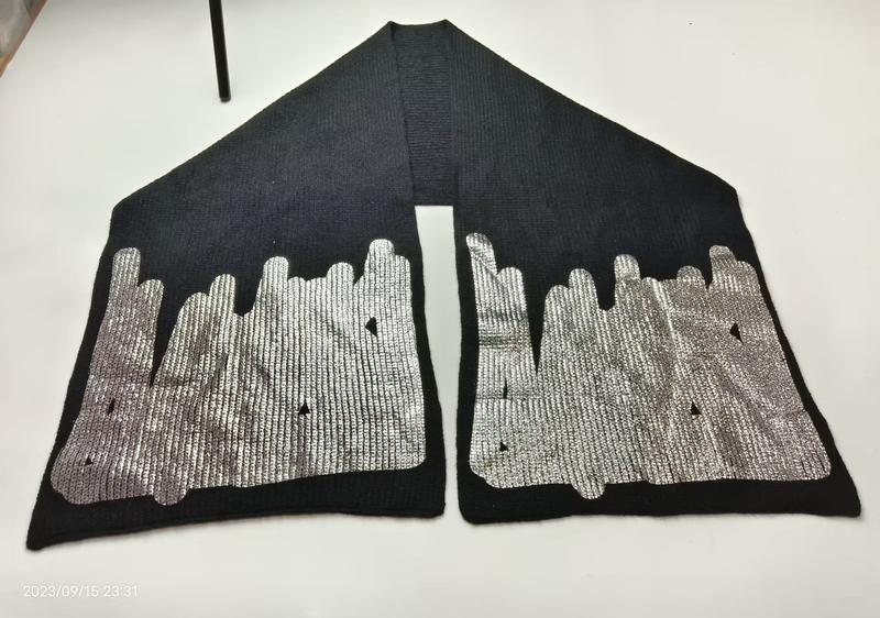 Zwarte geribbelde gebreide sjaal met zilveren metallic skyline borduursel